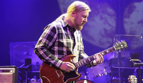 What Guitar Does Derek Trucks Play: Exploring the Intersection of Tone and Tradition